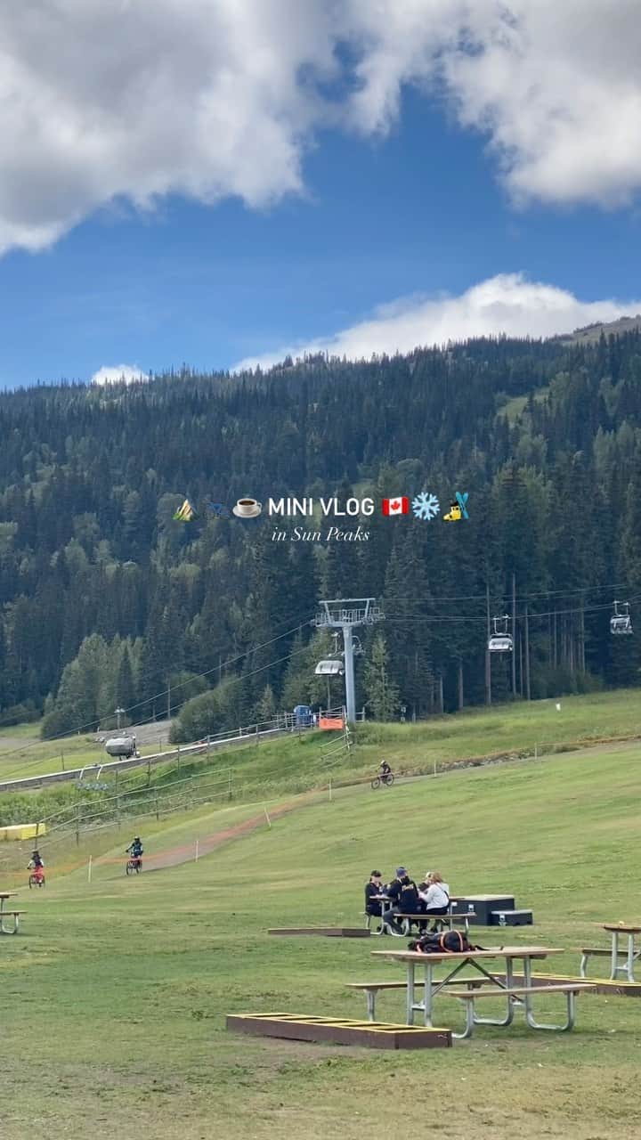 のインスタグラム：「Sun peaks life ⛰️ 3泊4日でSun Peaks へ。 夏だけど涼しくて過ごしやすい気候で、 日本の軽井沢や白馬のような感じ。  夜は10℃台になるけど、 空気が澄んでいて夜空がほんとうに綺麗 🌌 天の川や流れ星、衛星なんかも見えた！  写真でみる冬の景色が素敵で、 極寒だろうけど次は冬に来てみたい❄️🎿」