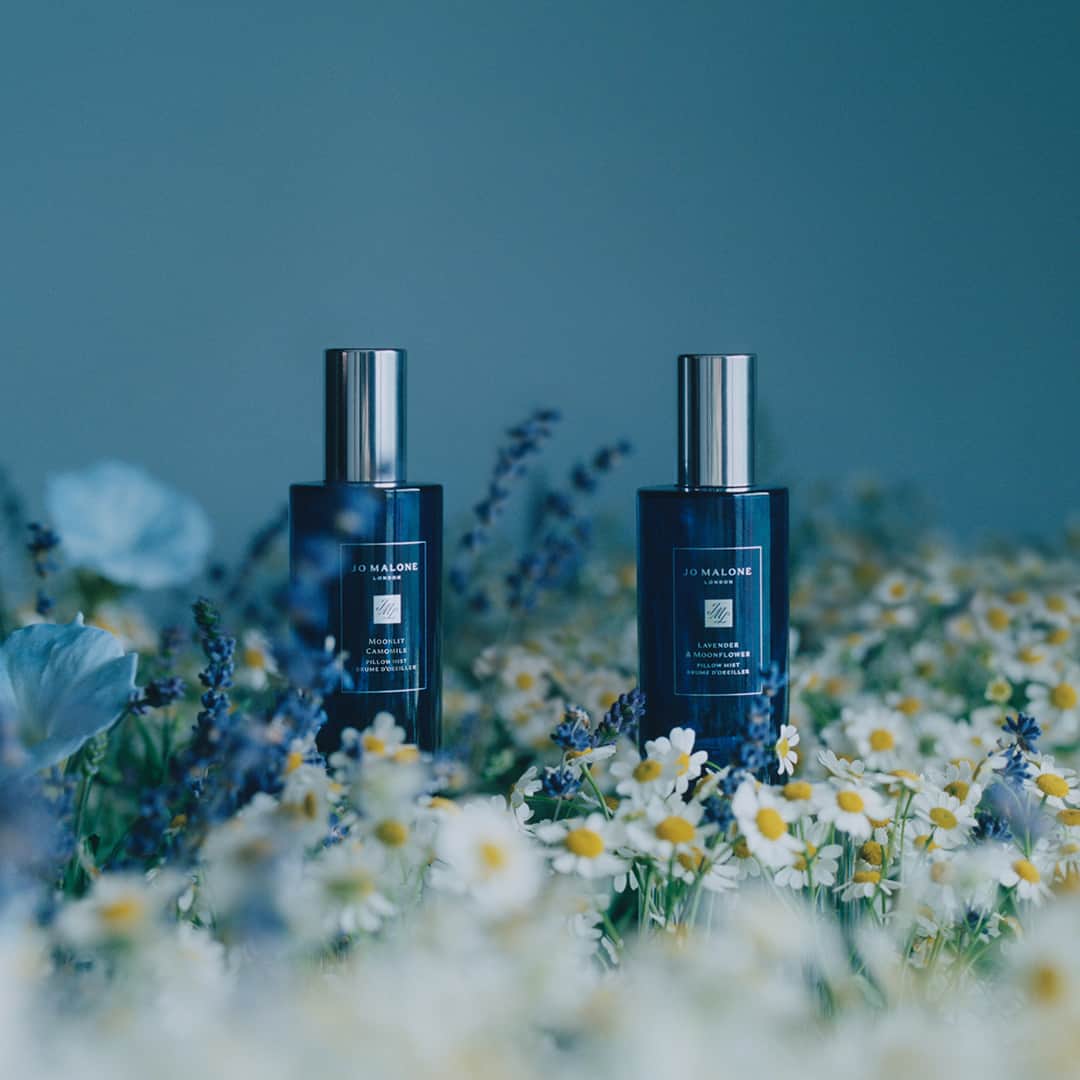 Jo Malone Londonさんのインスタグラム写真 - (Jo Malone LondonInstagram)「Make yours a summer of sweet dreams. Spritz pyjamas, pillows and bed linen with comforting Moonlit Camomile or serene Lavender & Moonflower Pillow Mist. Tap to shop.」8月14日 21時20分 - jomalonelondon