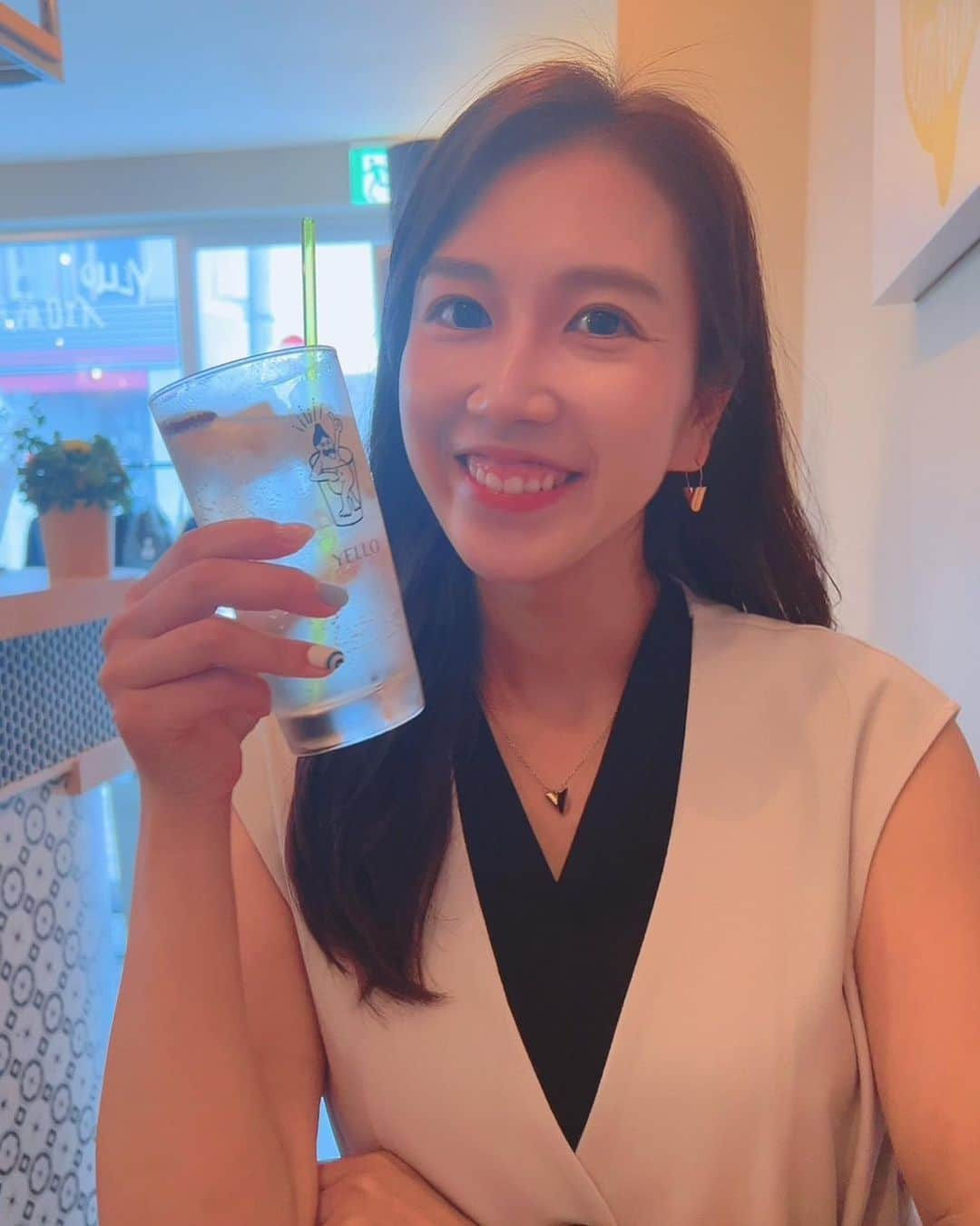 石川奈津紀のインスタグラム：「【レモンサワー🍋】 あっつーーい日はキンキンの日本酒とかスパークリング、ビールもいいけど、一杯目はさっばりしたい！ 日本酒の次に飲む頻度高いのはコレ🍋 ハバネロのサワー飲んで「これ何入ってるんだろ」のポーズ。 ご近所さんと立ち飲みしたときの🍋 * #レモンサワー  #イエロ #蔵前グルメ  #yello #ネオ立ち飲み」