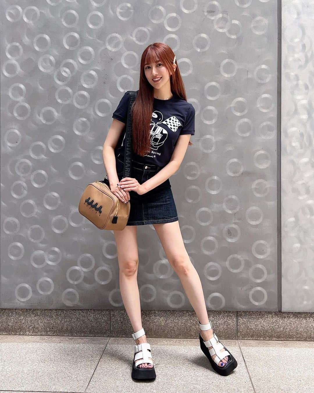 瀬谷ひかるのインスタグラム：「📸  Tシャツ+デニムミニ+厚底サンダル 脚長効果で可愛く見えるから夏の定番コーデ☀️  👕&👜 muta  . . @mutaracing_wear  @muta_racing  @muta__official  . . #muta #mutaracing #mutamarine #mutamarinegolf #instafashion #ootd #racequeen #model #selfie #portrait #japanesegirl #supergt #レースクイーン #モデル #ロングヘア #夏 #ミニスカート #厚底 #高身長女子 #美脚 #패션 #오오티디」