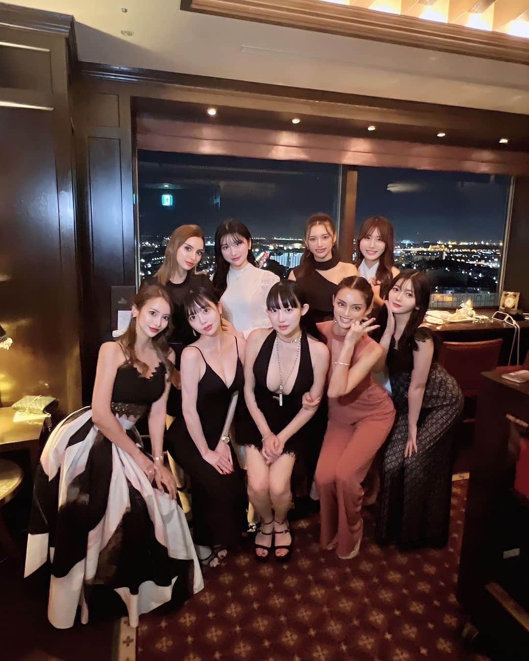 SHO-NOのインスタグラム：「7月30日 浦安ブライトンホテル @urayasubrightonhoteltokyobay  22階にあるMARTLETさんにて女子会開かせて頂きました～❣️  ひっさびさの女子会、会場どこにしようかな～て迷いに迷った結果、浦安ブライトンホテルさんにしました👩🏽✌🏽 そもそもホテル自体が綺麗だし、しかもこのMARTLETさんは22階にあってディズニーリゾートも東京タワーもスカイツリーも全て見渡せちゃう神景色🏙😇✨もちろん花火も見えます🎇  コース料理も美味しかったし料理もカクテルもかなり映え🍸🍽女子会に持ってこいすぎました🔥 てことでみんなでドレスアップして女子会パーティー❣️❣️❣️  @urayasubrightonhoteltokyobay   みんなでオシャレお酒、オシャレ料理楽しみました～🥰 そして来てくれた  @fufufuuuka  @__fu__ka__  @oyasumi78  @senapoyooon  かほちゃん @minamiiii3721  @_freshblue_  @yurio.ch  @risarisa_1016  @rio46497  @looovvveeeeeee  ばねたん @__mayucc  @sayuri__offi   本当にありがとう爆美女たち！！こんな美女に囲まれて幸せ空間すぎましためちゃくちゃ寿命伸びた👩🏽  また女子会したいな～👩🏽✌🏽あと普通にブライトンホテル泊まりたい  #浦安ブライトンホテル #浦安ホテル #浦安グルメ #ブライトンホテル #MARTLET」