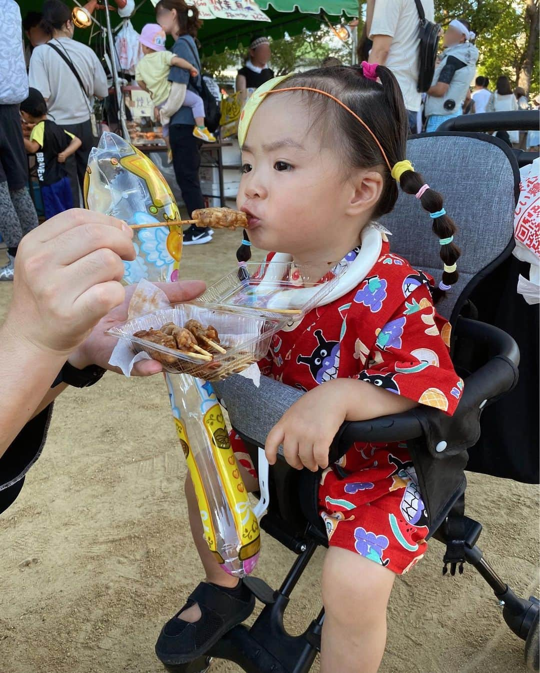 石川マリーさんのインスタグラム写真 - (石川マリーInstagram)「主人の地元の夏祭りへ行ってきたよ🎶  はじめての焼き鳥に、はじめてのかき氷🍧 とっても嬉しそうに美味しそうに食べてた😋 その姿をパパも嬉しそうに眺めてた👀笑  "スーパーボールすくい" にハマっていた娘👧🏻 すくわずに、掴んじゃってたけど🤣  楽しかったね❤️また行こうね❤️ ． ． ． ． ． ． ． #お祭り #夏祭り #令和3年ベビー #子供のいる暮らし #子供のいる生活 #子どものいる暮らし #子どもとお出かけ #1歳 #1歳女の子 #女の子 #女の子ベビー #ママ #ママライフ #新米ママ #女の子ママ #アラサーママ #大阪ママ #関西ママ #育児日記 #親バカ部 #ベビー #ベビスタグラム #ママスタグラム #baby #babygirl #mybaby #mom #momlife #ig_baby」8月14日 21時16分 - marieishikawa