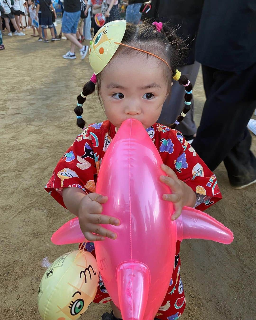 石川マリーさんのインスタグラム写真 - (石川マリーInstagram)「主人の地元の夏祭りへ行ってきたよ🎶  はじめての焼き鳥に、はじめてのかき氷🍧 とっても嬉しそうに美味しそうに食べてた😋 その姿をパパも嬉しそうに眺めてた👀笑  "スーパーボールすくい" にハマっていた娘👧🏻 すくわずに、掴んじゃってたけど🤣  楽しかったね❤️また行こうね❤️ ． ． ． ． ． ． ． #お祭り #夏祭り #令和3年ベビー #子供のいる暮らし #子供のいる生活 #子どものいる暮らし #子どもとお出かけ #1歳 #1歳女の子 #女の子 #女の子ベビー #ママ #ママライフ #新米ママ #女の子ママ #アラサーママ #大阪ママ #関西ママ #育児日記 #親バカ部 #ベビー #ベビスタグラム #ママスタグラム #baby #babygirl #mybaby #mom #momlife #ig_baby」8月14日 21時16分 - marieishikawa