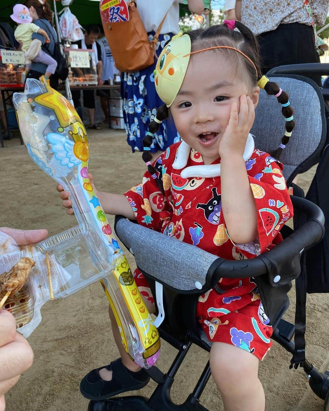 石川マリーさんのインスタグラム写真 - (石川マリーInstagram)「主人の地元の夏祭りへ行ってきたよ🎶  はじめての焼き鳥に、はじめてのかき氷🍧 とっても嬉しそうに美味しそうに食べてた😋 その姿をパパも嬉しそうに眺めてた👀笑  "スーパーボールすくい" にハマっていた娘👧🏻 すくわずに、掴んじゃってたけど🤣  楽しかったね❤️また行こうね❤️ ． ． ． ． ． ． ． #お祭り #夏祭り #令和3年ベビー #子供のいる暮らし #子供のいる生活 #子どものいる暮らし #子どもとお出かけ #1歳 #1歳女の子 #女の子 #女の子ベビー #ママ #ママライフ #新米ママ #女の子ママ #アラサーママ #大阪ママ #関西ママ #育児日記 #親バカ部 #ベビー #ベビスタグラム #ママスタグラム #baby #babygirl #mybaby #mom #momlife #ig_baby」8月14日 21時16分 - marieishikawa