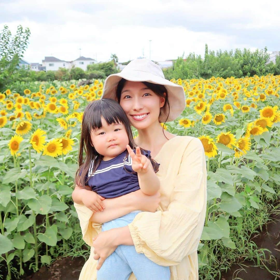 minsayuのインスタグラム：「* あーなただーけ見つめてるぅー出会った日から今でもずっと！！（スラムダンク大黒摩季） ひまわりの花言葉はあなただけ見つめてる🌻💛らしいです さて、座間のひまわり畑に毎年行っているけれど ちょっと赤子連れでは遠いかも…という事で 穴場を見つけました、町田市にあるなんまちひまわり畑✨🌻 道路沿いに突如現れるひまわり達🌻🚗 暑過ぎたからか人がほぼ居なくて🫠 背が低いひまわりだから子供も近くでみれるよ🌻 座間を見慣れていると、え？ちっちゃ…！とはなるけれどw（1万本✨） 大福も暑いから🍍食べる帰る…と 15分で退散しましたので笑　 コンパクトで可愛い向日葵畑🫶🏻でした✨🌻  🌻なんまちひまわり畑🌻 東京都町田市金森６丁目の西田峯山公園バス停　付近 横田農園直売所に駐車場4台分有  #ひまわり柄のワンピース #着てくれなかったりえぴょんごめん #マリン風何ぞ」