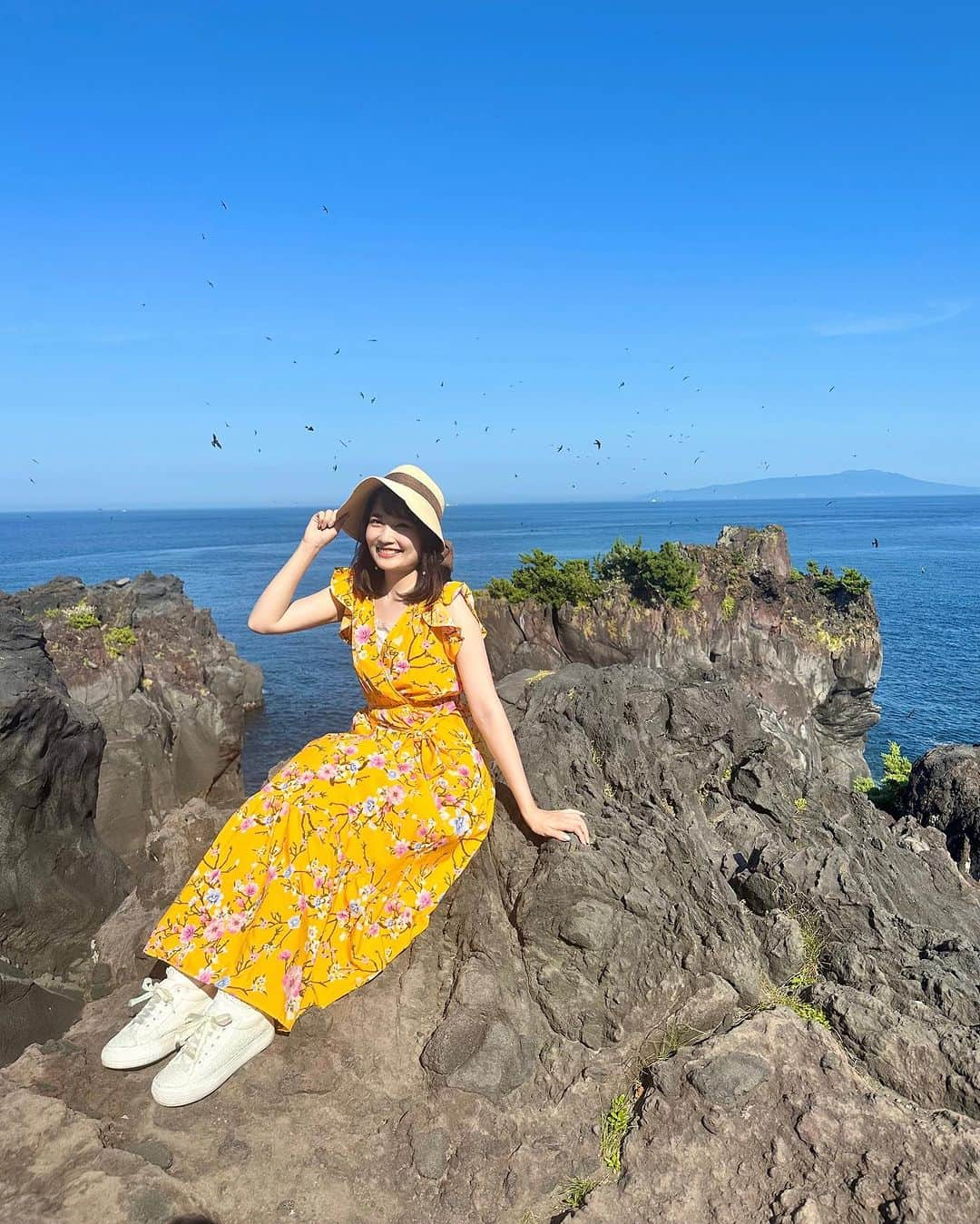 浅井麻里さんのインスタグラム写真 - (浅井麻里Instagram)「🌊城ヶ崎海岸🌊 ⁡ 静岡県/伊東市の絶景スポット✨ ⁡ 城ヶ崎海岸の断崖絶壁🌊 ⁡ こんな崖のすれすれまで行けるようになってるの びっくり！すごい！✨😳 (撮影：お父さん) ⁡ 高いとこ大好き人間だからテンション上がった❤️← 波の音や風が気持ちよかったー！！ ⁡ 鳥めっちゃ苦手だから鳥の大群の方に ビビってたわたし🤣 ⁡ ⁡ #城ヶ崎海岸 #伊豆観光 #伊豆観光スポット #城ヶ崎 #静岡観光 #静岡観光スポット #伊豆 #静岡 #伊東 #伊東観光 #伊東旅行 #タビジョ #旅ライター #トラベルライター #国内旅行 #伊豆半島 #たびすたぐらむ #絶景 #絶景スポット #retrip_nippon #旅スタグラム #断崖絶壁 #断崖絶壁の絶景」8月14日 21時17分 - mari_asai_625