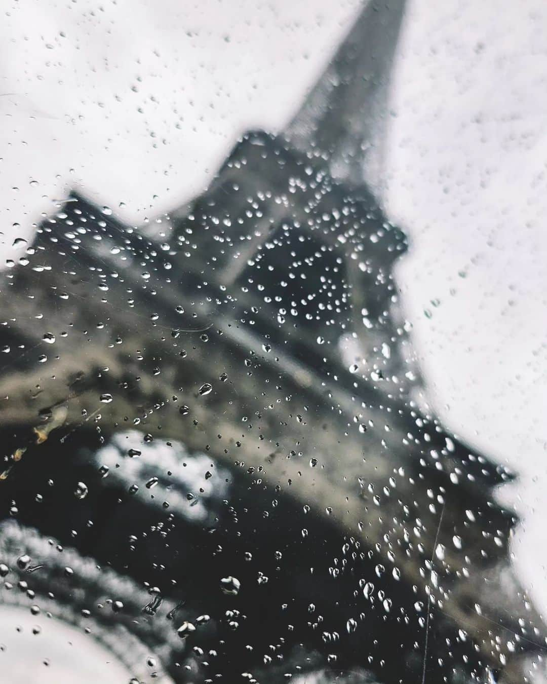 VuTheara Khamさんのインスタグラム写真 - (VuTheara KhamInstagram)「Bastille Day, Paris, 2023 ❤️ Firstly, I would like to thank each person who send me lovely message for my birthday yesterday. Today, I share with you a serie of pictures that I took there are just one month during the Bastille Day, taken only with my smartphone #s23ultra Which one do you prefer [1-10]?  .  #paris #love #bastilleday #night」8月14日 21時17分 - vutheara