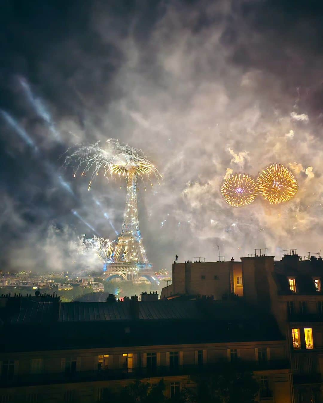 VuTheara Khamさんのインスタグラム写真 - (VuTheara KhamInstagram)「Bastille Day, Paris, 2023 ❤️ Firstly, I would like to thank each person who send me lovely message for my birthday yesterday. Today, I share with you a serie of pictures that I took there are just one month during the Bastille Day, taken only with my smartphone #s23ultra Which one do you prefer [1-10]?  .  #paris #love #bastilleday #night」8月14日 21時17分 - vutheara