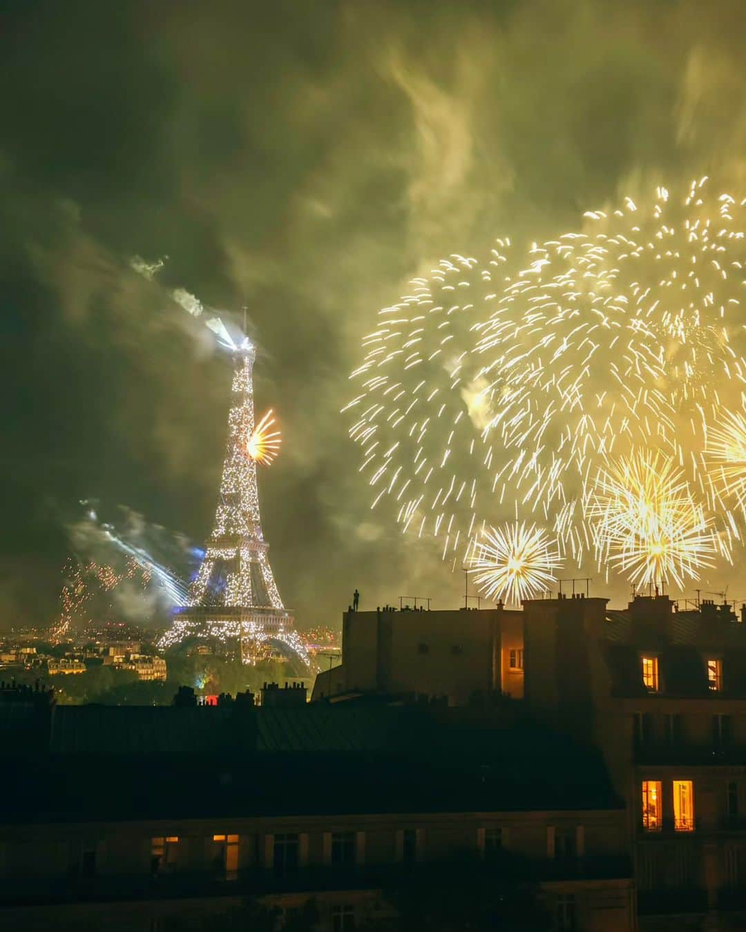 VuTheara Khamさんのインスタグラム写真 - (VuTheara KhamInstagram)「Bastille Day, Paris, 2023 ❤️ Firstly, I would like to thank each person who send me lovely message for my birthday yesterday. Today, I share with you a serie of pictures that I took there are just one month during the Bastille Day, taken only with my smartphone #s23ultra Which one do you prefer [1-10]?  .  #paris #love #bastilleday #night」8月14日 21時17分 - vutheara