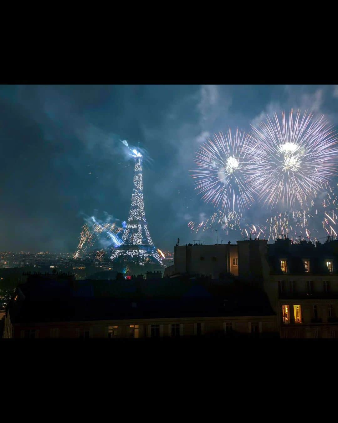 VuTheara Khamさんのインスタグラム写真 - (VuTheara KhamInstagram)「Bastille Day, Paris, 2023 ❤️ Firstly, I would like to thank each person who send me lovely message for my birthday yesterday. Today, I share with you a serie of pictures that I took there are just one month during the Bastille Day, taken only with my smartphone #s23ultra Which one do you prefer [1-10]?  .  #paris #love #bastilleday #night」8月14日 21時17分 - vutheara