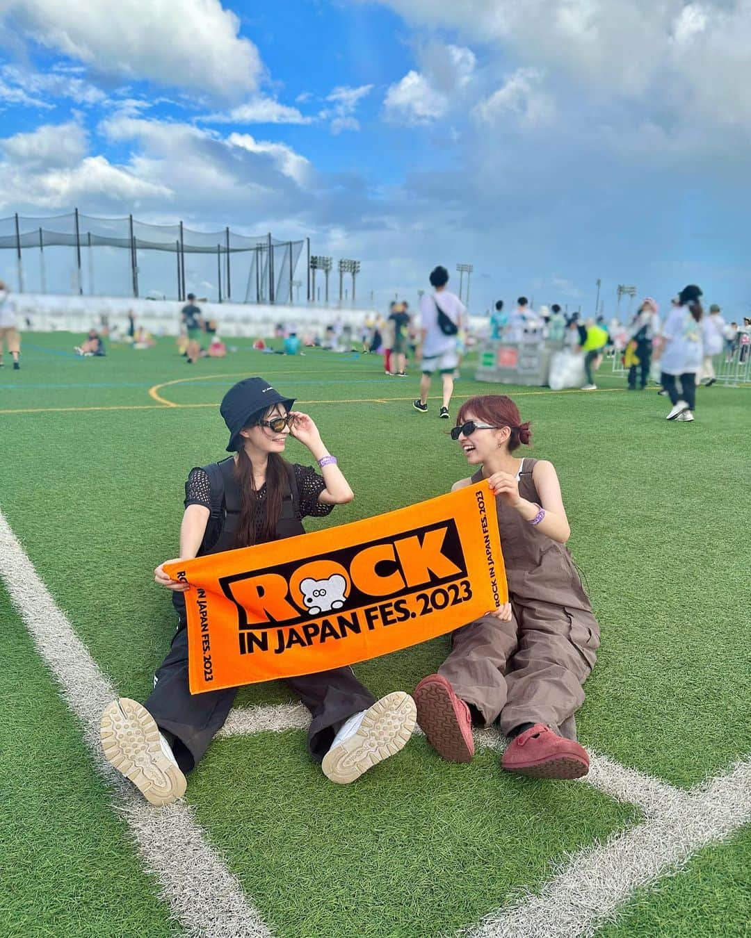 のインスタグラム：「ロッキン！！！！！！！ 夏感じたーーーー🍺🍈🍨🧡 豪雨もまた思い出🫶  #rijf2023 #フェス #夏フェス #ロッキン」