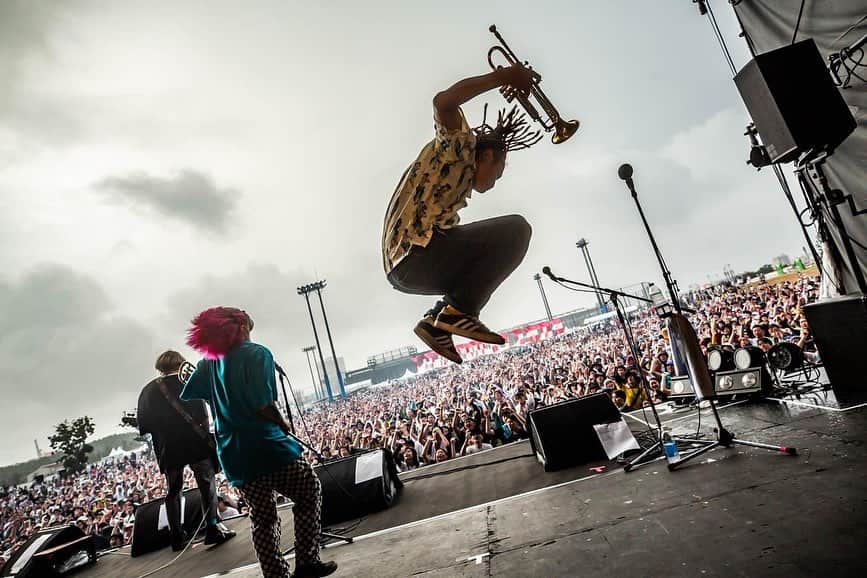 KEN IIKAWAさんのインスタグラム写真 - (KEN IIKAWAInstagram)「8/13(日)千葉市蘇我スポーツ公園 “ROCK IN JAPAN FESTIVAL 2023”  オレたちはPUNKバンド 来年のロッキンも出たい  ありがとうございました！  ちなみにこのご機嫌なシャツは @aloha_blossom   📸 @hayachinphoto」8月14日 21時23分 - keniikawa