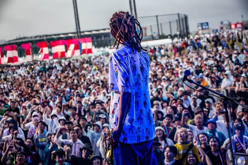 KEN IIKAWAさんのインスタグラム写真 - (KEN IIKAWAInstagram)「8/13(日)千葉市蘇我スポーツ公園 “ROCK IN JAPAN FESTIVAL 2023”  オレたちはPUNKバンド 来年のロッキンも出たい  ありがとうございました！  ちなみにこのご機嫌なシャツは @aloha_blossom   📸 @hayachinphoto」8月14日 21時23分 - keniikawa