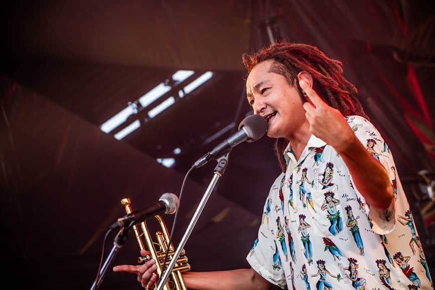KEN IIKAWAのインスタグラム：「8/13(日)千葉市蘇我スポーツ公園 “ROCK IN JAPAN FESTIVAL 2023”  オレたちはPUNKバンド 来年のロッキンも出たい  ありがとうございました！  ちなみにこのご機嫌なシャツは @aloha_blossom   📸 @hayachinphoto」