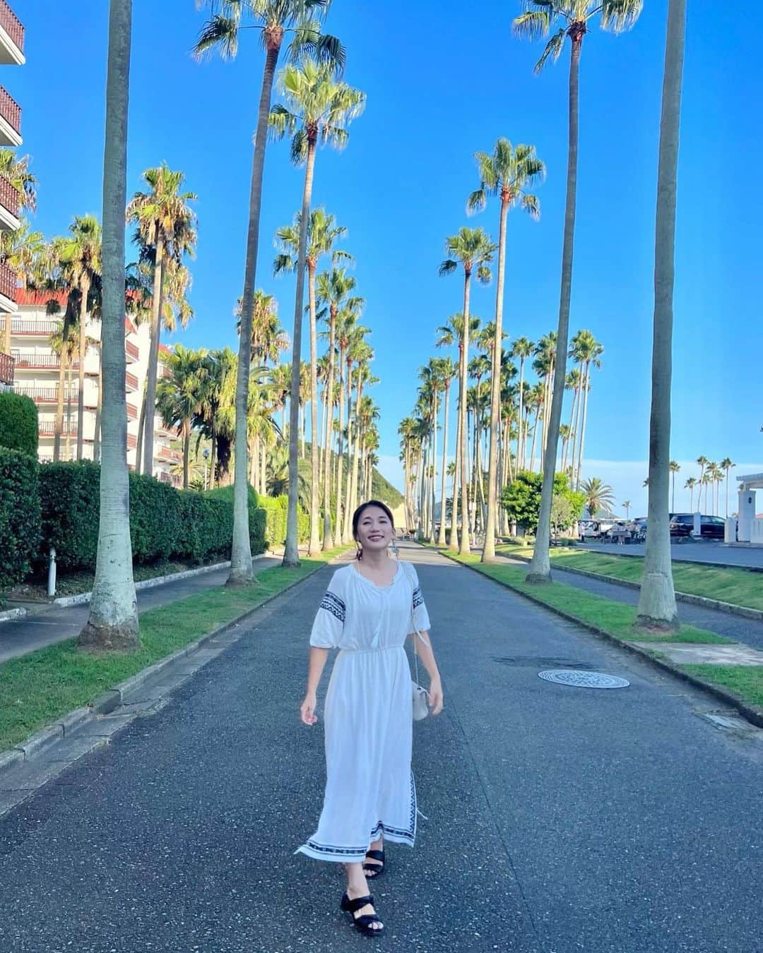 戸崎奈津のインスタグラム：「☀️🌴🧡 #リビエラ逗子マリーナ   こんな綺麗な夕陽が見れるなんて🥹 最高のロケーション🫶  主役になるピアスは @y.m1128  プロデュースの 👉 @ajouter.un.peu 🌸 ホワイトコーデに合わせて〜☺️  #逗子 #zushimarina #逗子マリーナ #Whitepart #coordinate #ホワイトコーデ  #ピアス #ajouteunpeu #party #🌴 #夕陽」