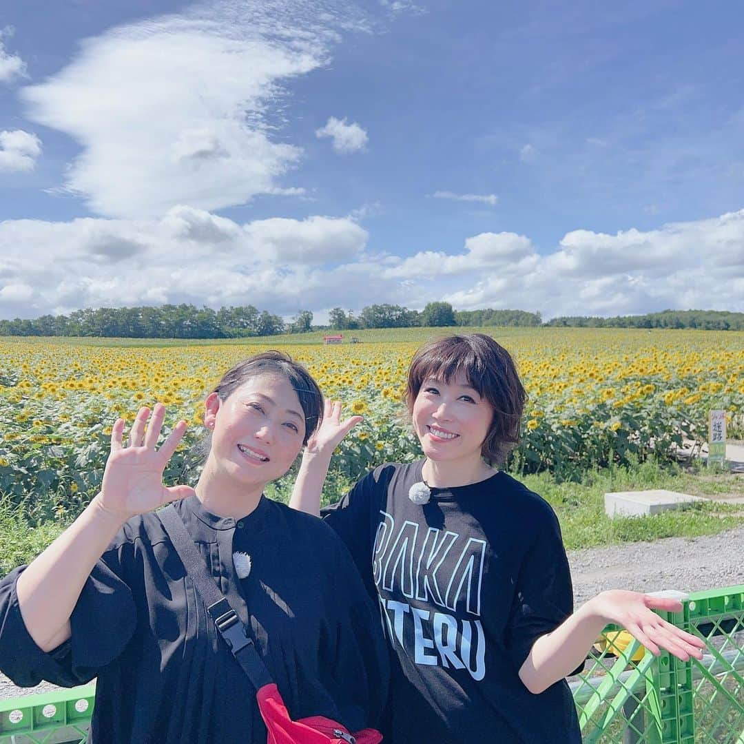 水谷千重子さんのインスタグラム写真 - (水谷千重子Instagram)「ひまわり🌻きれいだわ〜 北海道北竜町 最高だわ！！ 日本の宝 あっ宝田明さんのミスユニバースの司会素敵だっわ👑👗 #ひまわり #水森かおりちゃん #おいでやす小田ちゃん #友近」8月14日 21時24分 - mizutanichieko