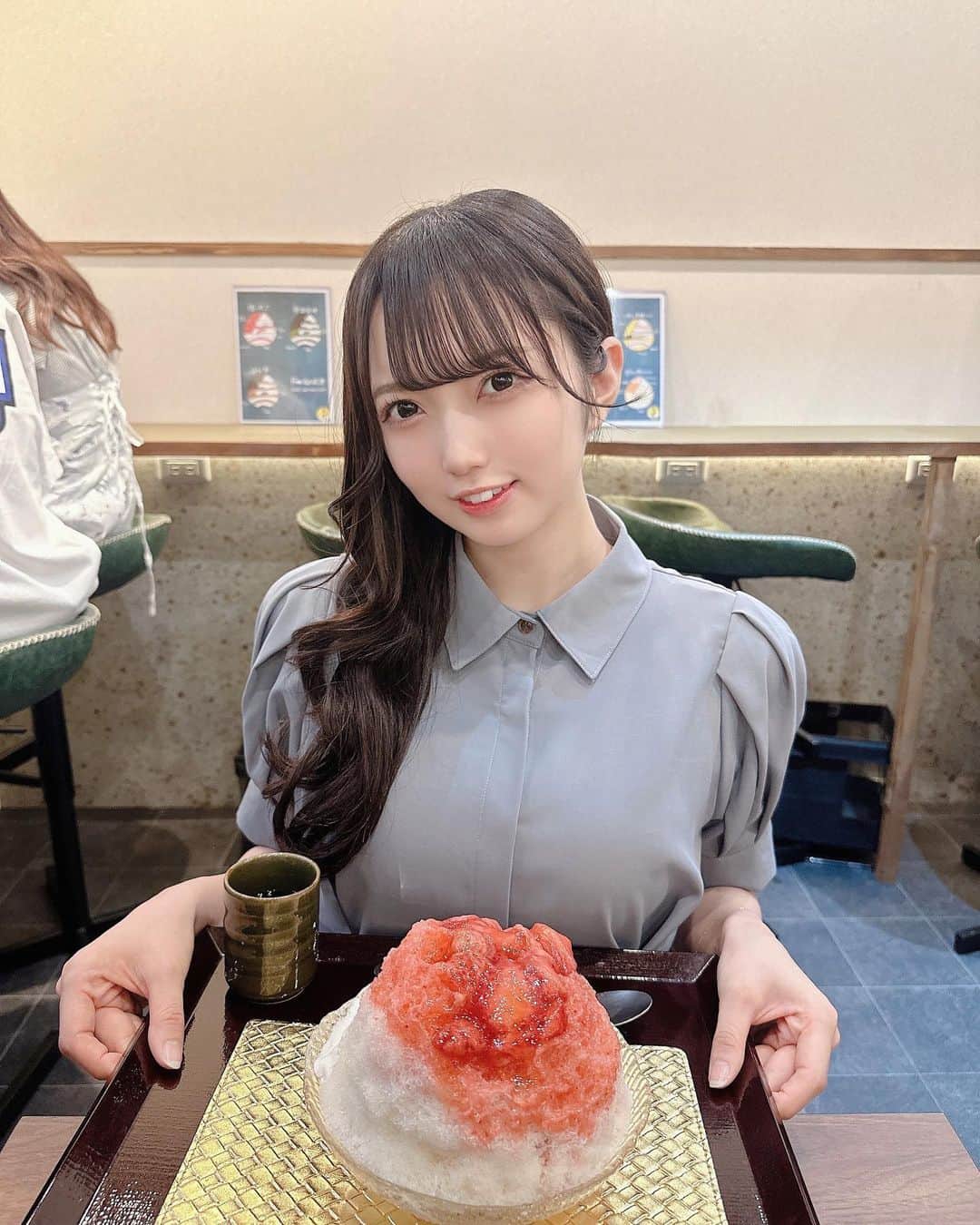 のインスタグラム：「夏になるとかき氷巡りしたくなる🍧  これは1か月前くらいに食べたかき氷！！！美味しそう…(´,,•﹃•,,｀)  みんなは何味のかき氷好き？私はイチゴミルクがすこーー   #grl  #ワンピース  #かき氷  #新宿グルメ  #新宿カフェ  #instagood  #instadaily  #instalike  #instapic  #like  #likesforlike  #kawaii  #goodportraitworld  #girl  #photography  #photooftheday  #いいね返し  #被写体になります  #ファインダー越しの私の世界  #daily  #dailylook  #selfie  #outfit  #happy」