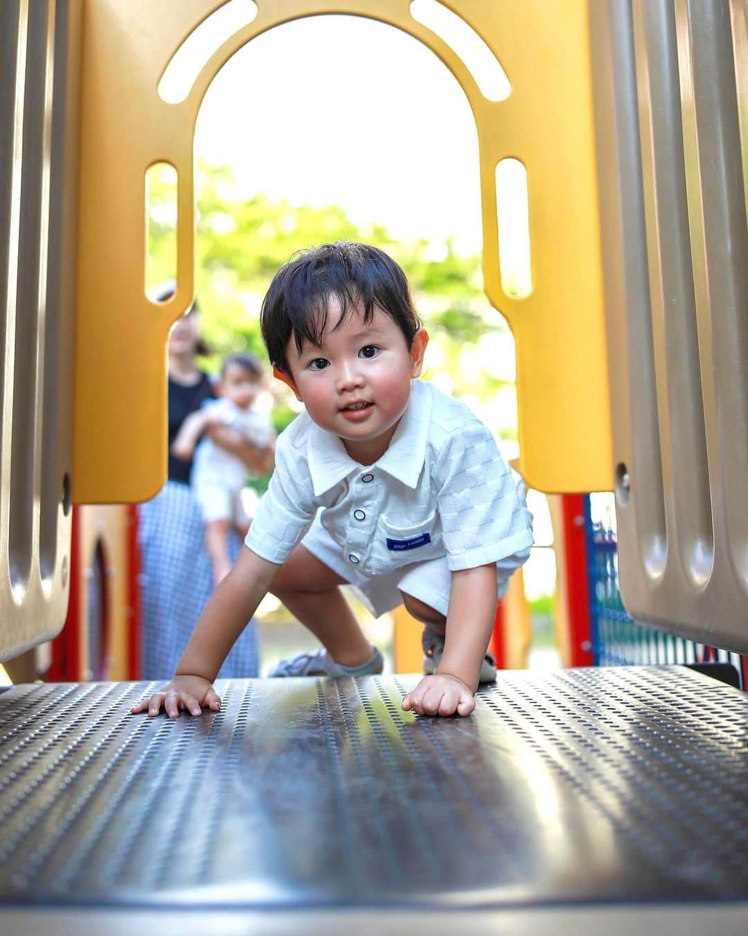 ハミ さんのインスタグラム写真 - (ハミ Instagram)「フォトグラファーの @hare_streetsnap さんに堀江で遭遇🌼*･  写真を撮って頂きました📷✨️  ハレさんのリール動画も写真も好きでめっちゃ見てたから本当嬉しかった🥹  とっても暑い日だったんだけど、 走り回る長男を一緒に追いかけて撮ってくれたハレさん🫶🏻  2人連れてだとバタバタで、 なかなか撮れない公園での写真を素敵に撮って頂いて感激でした👶🏻👦🏻❤️  #年子兄弟#0歳#2歳#男の子#堀江」8月14日 21時25分 - hami0519