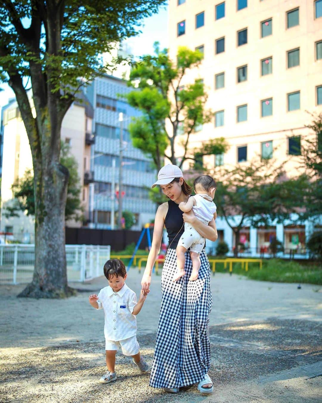 ハミ さんのインスタグラム写真 - (ハミ Instagram)「フォトグラファーの @hare_streetsnap さんに堀江で遭遇🌼*･  写真を撮って頂きました📷✨️  ハレさんのリール動画も写真も好きでめっちゃ見てたから本当嬉しかった🥹  とっても暑い日だったんだけど、 走り回る長男を一緒に追いかけて撮ってくれたハレさん🫶🏻  2人連れてだとバタバタで、 なかなか撮れない公園での写真を素敵に撮って頂いて感激でした👶🏻👦🏻❤️  #年子兄弟#0歳#2歳#男の子#堀江」8月14日 21時25分 - hami0519