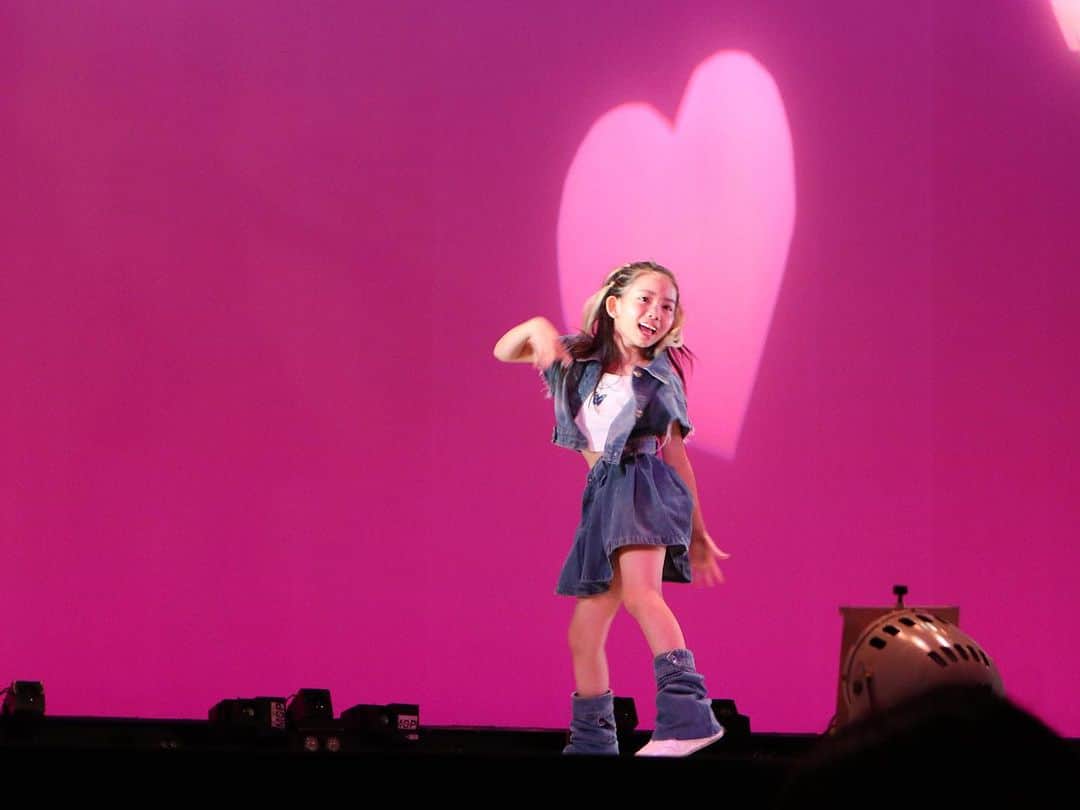 ともみのインスタグラム：「. ダンスの発表会が、無事に終わりました❁︎ . JazzFunkもHIPHOPも、悔いなく踊れたそう☺️ . 先生方、一緒に踊ったみんな、観に来てくださった方々、 ありがとうございました❤︎❤︎ . . #ダンス #発表会 #ダンス衣装」