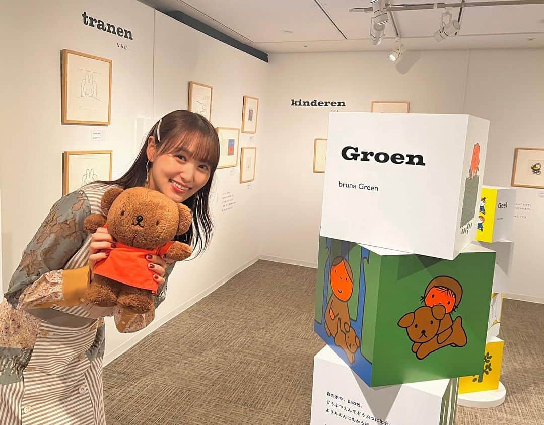 のインスタグラム：「『ブルーナ絵本展』にひと足先にお邪魔させていただきました📘🧡  物心ついた時から気付けばそばで見守っていてくれたミッフィー。 仲間たちもとっても可愛くて癒される空間でした🤍  ブルーナさんは、１つの場面のために100枚ものスケッチを描いたと言われているそうです！  こちらの絵本展では、そんなブルーナさんの貴重な原画もたくさん見ることができます✏️  私は特に「くまのぼりす」や、「いぬのスナッフィー」（くんくん）の虜になりました🐾  ここだけの可愛いグッズも盛りだくさん！！ 私も大切にします。  松屋銀座さんでの絵本展は2023年8月30日までです。 みなさんもぜひ足を運んでみてくださいね✨  明日の朝の情報番組もぜひチェックよろしくお願いします⏰  【日時】 2023年8月15日(火)〜30日(水) 松屋銀座8階イベントスクエア  #ブルーナ絵本展  #くまのぼりす  #ミッフィー」