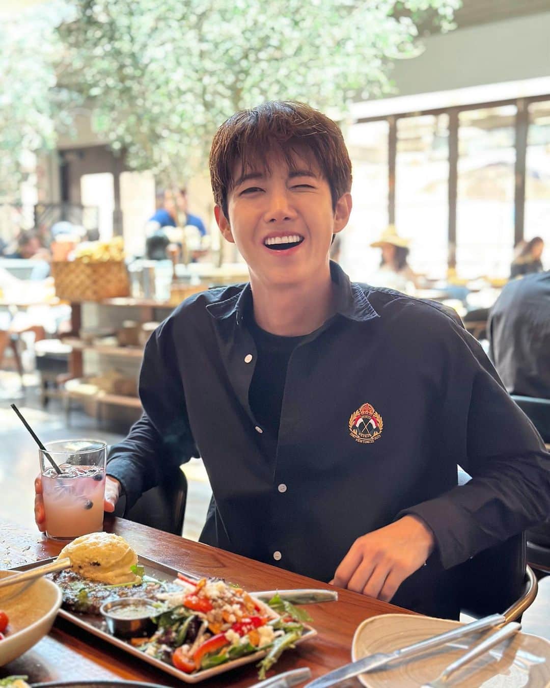 ファン・グァンヒのインスタグラム：「🍽️🍸😆」