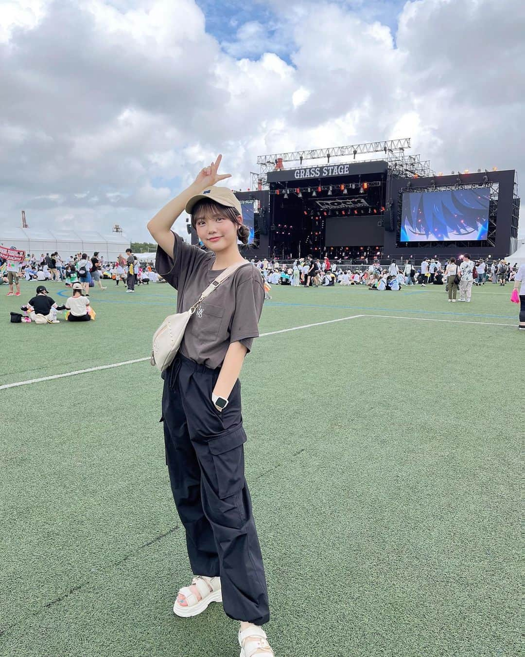 佐久間乃愛さんのインスタグラム写真 - (佐久間乃愛Instagram)「︎✿ ROCK IN JAPAN FESTIVAL⚡️  ずっとフェスに行ってみたくて叶った‪✨ 途中雨降ってきてめちゃくちゃ濡れたけどそれも含めて楽しかった︎︎︎︎✌︎ 会場の一体感半端なかったなぁ！夏最高☀️  首冷やすタオル濡らしすぎてTシャツも一緒に濡れました、笑  #ロッキン #rockinjapan」8月14日 21時31分 - noa_sakuma