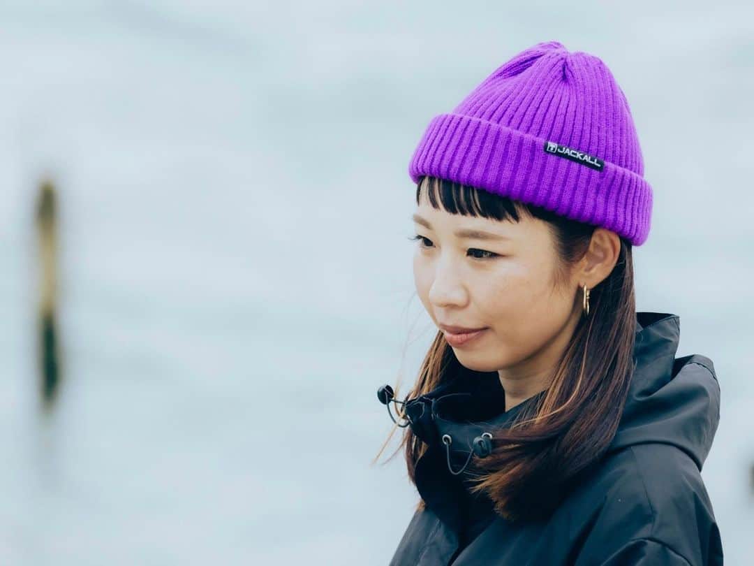 石川文菜のインスタグラム：「写真は普段にないブラック×パープルの組合せ🪻(過去写真🤳🏻)  さて、東京中央美容外科四日市院( @tcb_yokkaichi )の松村先生( @tcb_matsumura )に目の下のクマ取りとたるみ取りをしてもらって2週間が経過🗓️  お盆入って体調が悪いものの、目元の腫れには影響出ず 1週間前に感じていた腫れは引きました！  ただ、見た目的に気付かないだけかもしれないから、15分程歩く移動の時や寝る前にアイシングするように心掛けてます👀💠  結果的に私がしっかりと"腫れが引いた"と感じられたのは術後2週間後くらいでした。(個人差があるから一概に言えない)  次回は術後1ヶ月となる今月末に最終レポをしようと思います📝(before&afterも掲載予定です)  #東京中央美容外科 #三重県 #クマ取り #クマ治療 #目の下のクマ取り」