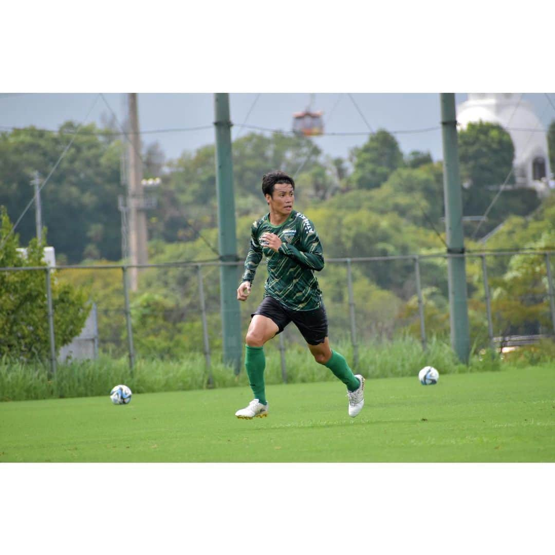 小池純輝さんのインスタグラム写真 - (小池純輝Instagram)「. トレーニング⚽️🏃💨  気温が高くなくても湿度が高いとダメージくらう🥵笑 高温多湿は危険⚠️  もう全身びちょびょでスパイクまでべちゃべちゃになるんだよね😳 スパイクの中でソックスがズレる🧦 選手ならみんな経験してると思うけど。笑  この暑さはいつまで続くかな☀️ 皆さんも熱中症にはくれぐれもお気をつけ下さい！ #小池純輝 #東京ヴェルディ #verdy #football #soccer」8月14日 21時38分 - junki_koike