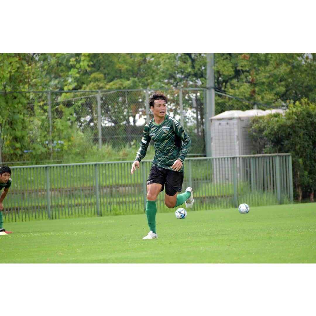 のインスタグラム：「. トレーニング⚽️🏃💨  気温が高くなくても湿度が高いとダメージくらう🥵笑 高温多湿は危険⚠️  もう全身びちょびょでスパイクまでべちゃべちゃになるんだよね😳 スパイクの中でソックスがズレる🧦 選手ならみんな経験してると思うけど。笑  この暑さはいつまで続くかな☀️ 皆さんも熱中症にはくれぐれもお気をつけ下さい！ #小池純輝 #東京ヴェルディ #verdy #football #soccer」