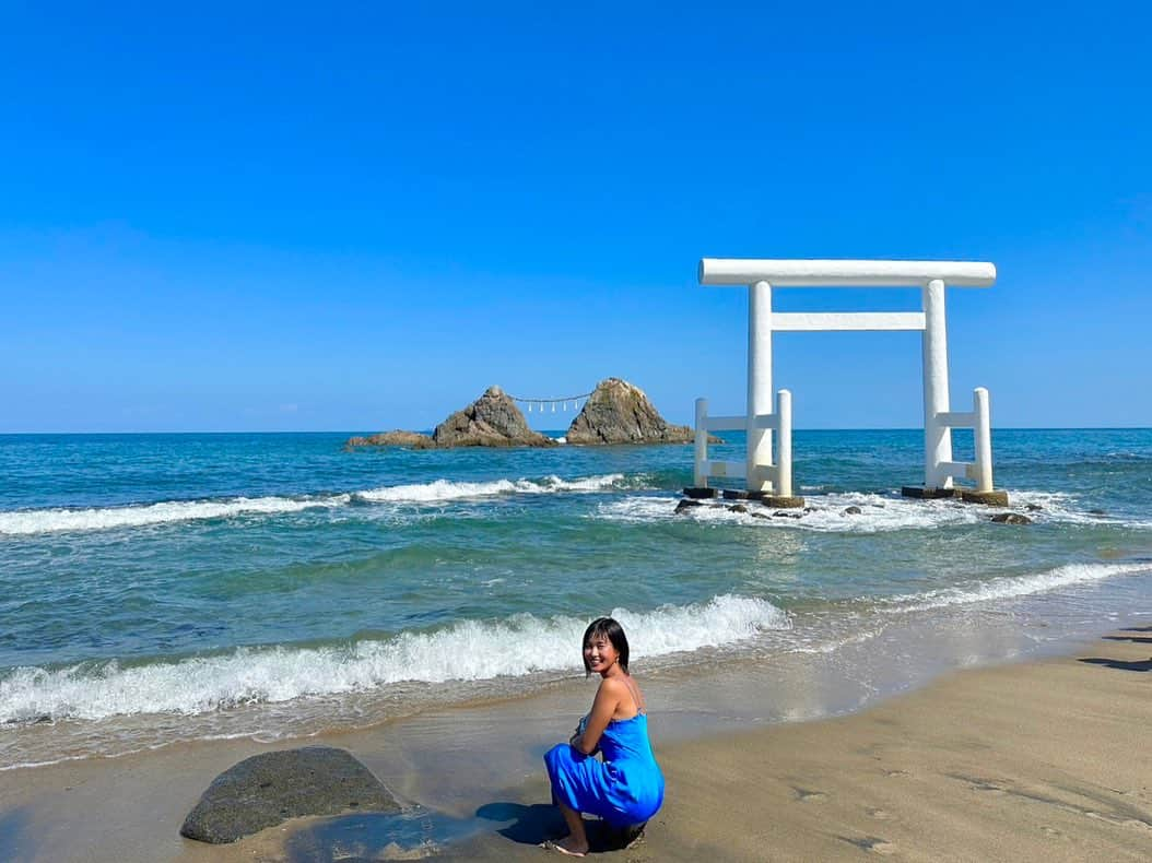 秋吉織栄（宮内かれん）さんのインスタグラム写真 - (秋吉織栄（宮内かれん）Instagram)「ずっと行きたかった場所🩵  #桜井二見ヶ浦   やっと、なんとか 行けました☺️  台風も去ってカラッと晴れた福岡☀️ 青い空と青い海に白い鳥居が 圧巻です🤍  滞在時間は15分くらい。 相変わらずバタバタと 過ごしてますが…  ここ最近、また新しい場所へ 行くんだなと感じています。  何かを変える時 何かを学ぶ時  いつだって苦しみが やってきます。  今まで正解だと思ってやってきた事や、大事にしていた事を手放さなければ行けない時  これまで何度あったかな？？  でも、私はいつも苦しみを噛み締めてきたから 今があります。  その痛みは必ず自分が笑うために 幸せになるためのものだと信じて進んできました。  ぶつかりながら、もがきながら、喚いたり、嘆いたり 泣いたりしながら…  強がって強がって 生きてきました。  沢山行動して、沢山感じて、沢山考えて…  いつの日か まぁるくなれますように😌  #福岡観光 #fukuoka  #touristattraction  #selfie #photooftheday #japan #beautifuljapan  #trip #travel #trending」8月14日 21時34分 - orie.oliiiiie.olivia