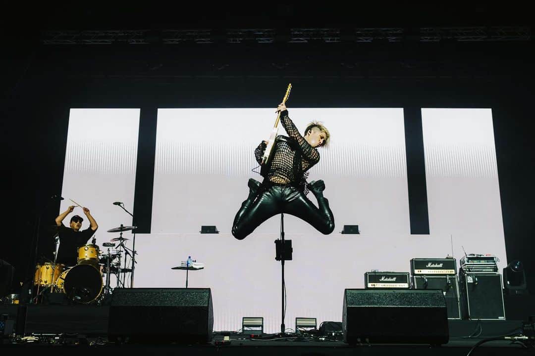 雅-MIYAVI-のインスタグラム：「Another incredible night in Singapore   Last night was absolute fire - as you saw I was super exhausted haha. You guys were so beautiful. I want to express my heartfelt appreciation for your love and support.   I feel so fortunate to have fans like you all around the world. No matter where I go, your warm welcome and every moment we share together bring me immense joy. Love you guys.   Also I’d like to express a special thanks to @sundownfestival for hosting us, and for their great hospitality. and a big shoutout to my brother @shiggashay, you absolutely killed it out there.   Music definitely has no boundaries Rock with you again soon  🌏  シンガポール第二夜  美しい夜でした  倉庫みたいなべニューだったから めちゃ熱かったけど  良い汗かきました  🫡  来てくれたみんな、ありがとう  異国の地でも待っててくれる人がいて みんな、つながってる  本当に感謝だよね  みんなにとって もっと良い演奏とパフォーマンスを届けたいです  昨日はシンガポールのラッパー、シガくんが飛び入りで参加してくれました  🙏🏻  早く日本でも演りたいよー  📸 @aloysiuslim」
