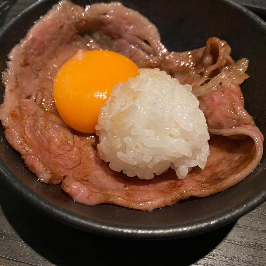 岩村菜々美のインスタグラム：「#肉肉肉肉肉 #パクチーサラダ #ジェノベーゼ冷麺」