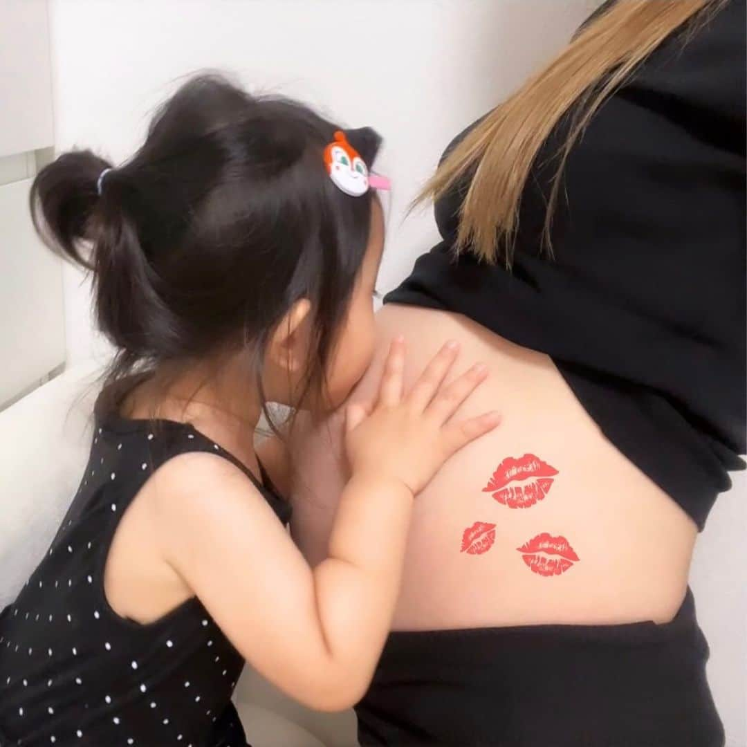 SUZUのインスタグラム：「👶🏼💋  お腹に赤ちゃんが居ると分かってて 赤ちゃん、赤ちゃんって 教えてくれるここお姉ちゃん♡♡  ミルクあげたり抱っこしたがったり お世話してくれる姿みれるの楽しみ♡  #マタニティフォト#家族写真#宝物#家族 #セルフマタニティフォト#マタニティライフ #妊娠後期#2人目妊娠中#妊婦#妊婦生活  #姉妹ママ#女の子ママ#マタニティ」