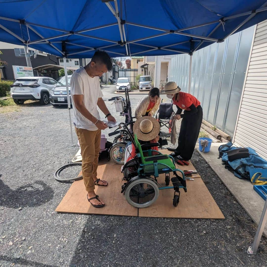 山下晃和さんのインスタグラム写真 - (山下晃和Instagram)「【VOLUNTEERING】NPO法人海外に子ども用車椅子を送る会のボランティアに行ってきました  日本の車椅子は世界でもナンバー1のクオリティなのですが、使わなくなったら捨てられてしまいます なので、それらを再利用して、海外の身体が不自由な子どもたちのために、我々ボランティアが送付するまでを作業します  日本の車椅子はすべて補助金で賄われるため、子どもの障害に合わせてフルオーダーかセミオーダー。スーパーハイクオリティなのです。 それらをニュートラルに戻すために パーツを入れ替え、パッドや足置きを左右対称にして、チューブやタイヤを新しくして（チューブレスは受け入れ国が直せないためチューブドにします） その後は清掃、調整、梱包して コンテナで船便という流れです  自転車のパンクを直せるくらいでボランティアではかなり重宝されます。簡単な作りになっていますので  僕が主催しているBIKE＆CAMPというイベントは自転車とキャンプをテーマにした旅イベントで、来場者が旅をクリエイトすることが目的なのですが、ヘルメットのレンタル代、チャリティーオークションやグッズ収益の一部をこちらのNPOに寄付しています  イベントをただやるだけなら他のイベントと同じになってしまうので、どうにか差異化したいと思っていたところ、KEENの久保さん に社会貢献をプラスするヒントをいただきました  これは、僕が世界30ヵ国以上、自転車で旅をした発展途上国への恩返しだと思って、ライフワークにしています  また、今回はPR Internationalの吉川さんのおかげで、レース用の入手困難なシュワルベのタイヤを寄贈いただきました。おかげて2台ほど、エチオピアに向けて車椅子が旅立ちます。本当にありがとうございます！  また、今回はB＆Cの2回目から手伝ってくれている高校のときの同級生おきもっくんとブース出展をしてくださっている かわちょさんも来てくれました！2人共ボランティアに来たいと言ってくれて、本当に嬉しかったです  今年も10月28（土）と29（日）でBIKE＆CAMP KANTOU23が開催決定しました！そちらに参加していただければ、少しだけ海外の障害を持つ子どもたちのサポートになります。なので、多くの皆さま、ご参加お願い致します！  #NPO法人海外に子ども用車椅子を送る会 #Volunteering #車椅子 #keen #keenjapan #SCHWALBE #シュワルベ #PRインターナショナル #ボランティア #社会貢献 #子ども達の未来  #本気で取り組むBIKEANDCAMP」8月14日 21時36分 - travel_akikazoo