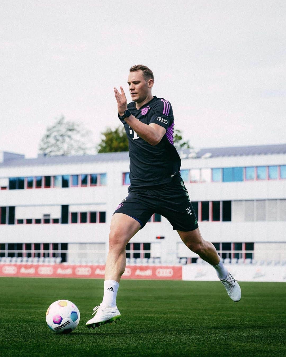 マヌエル・ノイアーのインスタグラム：「⚽️🏃💨」
