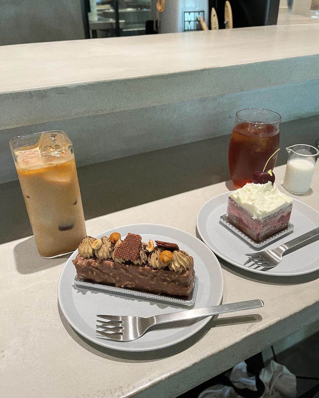 のインスタグラム：「気になっていたハノック🍰 ケーキが美しくておいしかった☺️ ㅤㅤㅤㅤㅤㅤㅤㅤㅤㅤㅤㅤㅤ 韓ドラの『キングザランド』が 王道のラブコメで最高すぎる🫶🏻💕 気づけば韓ドラ歴も12年ぐらい。 飽きていないのがすごい😂」