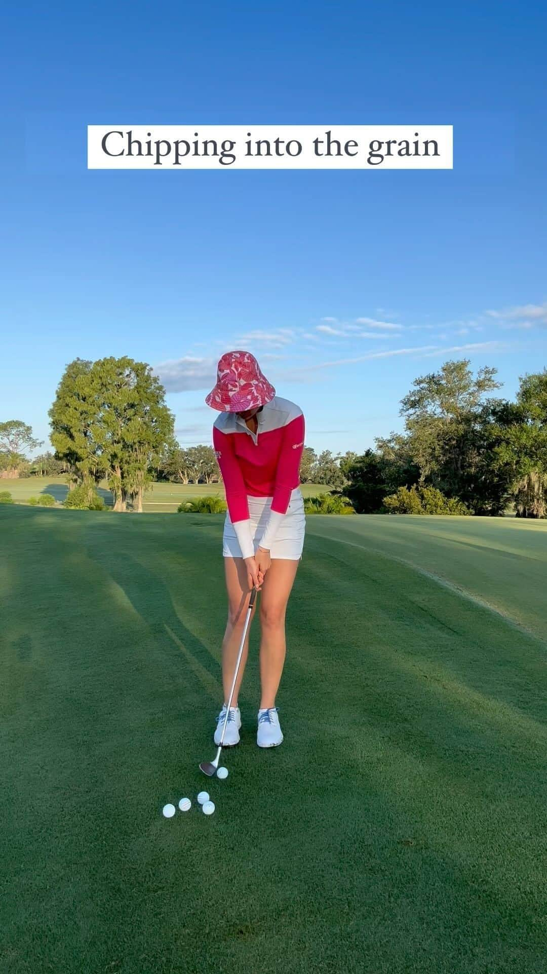 サンドラ・ガルのインスタグラム：「Chipping into the grain:   stand closer and have only the toe of your club brush the grass for least resistance. So simple ☺️✌🏻」