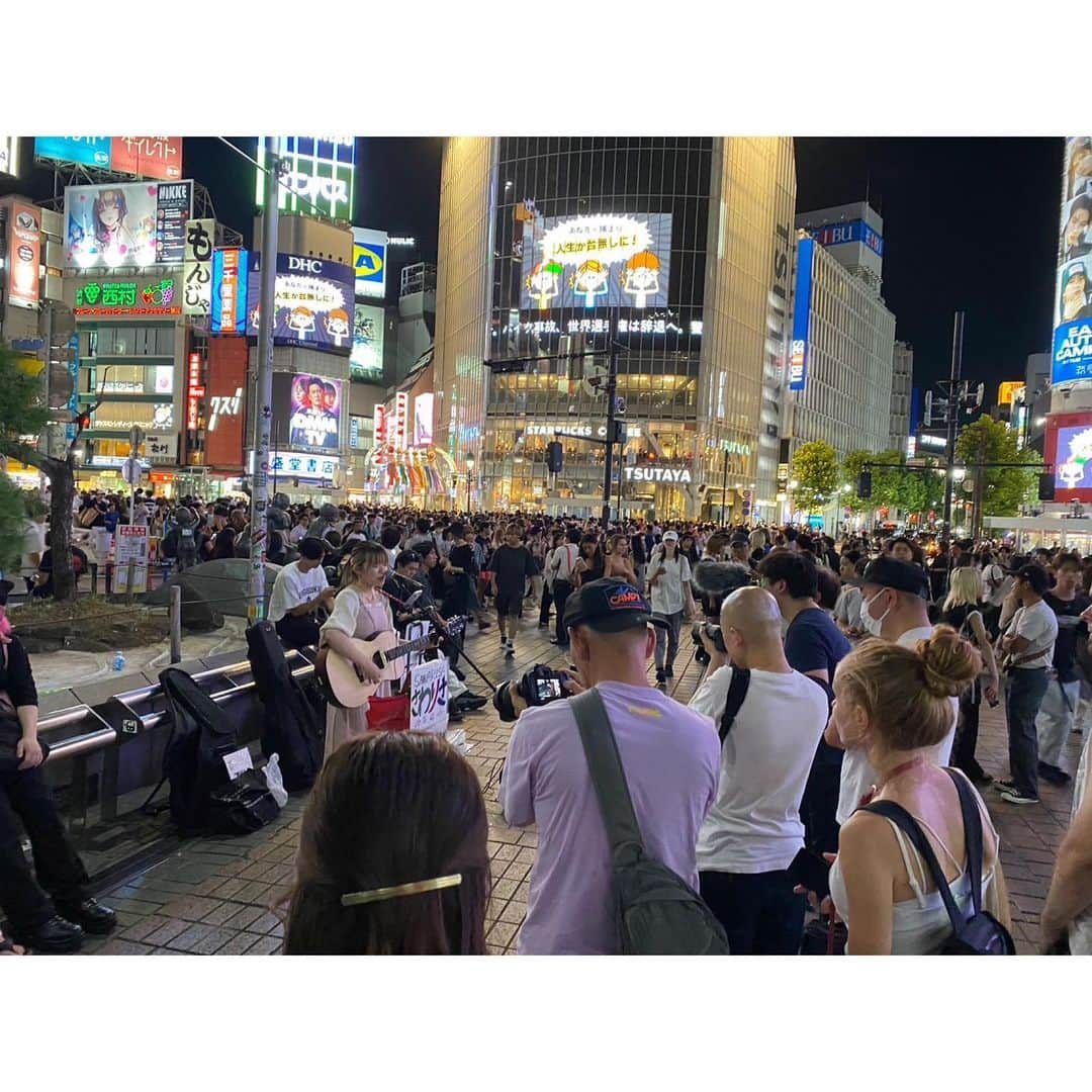 沢村りささんのインスタグラム写真 - (沢村りさInstagram)「▷さわりさ真夏の路上ライブツアー 東京編① ▶8/2 8/3 8/4 8/5 8/6 8/8  ⁡ ▷渋谷ハチ公前 ⁡ 📸 来てくれた皆さん☺︎︎︎︎ ⁡ ▶Next  8/23 8/25 8/26 8/27  19:30〜  渋谷ハチ公前 ⁡ . ⁡ ▷Sawalisa Midsummer street live tour -tokyo-① ▶ 8/2 8/3 8/4 8/5 8/6 8/8  ⁡ ▷In front of Shibuya Hachiko ⁡ 📸 everyone who came☺︎︎︎︎ ⁡ ▶Next 8/23 8/25 8/26 8/27 19:30〜  In front of Shibuya Hachiko ⁡ . ⁡ ⁡ #さわりさ #OIKOS #OIKOSMUSIC #八月二日 #路上ライブ #ストリートライブ #東京 #渋谷 #シンガーソングライター #弾き語り  #sawalisa #streetlive #tokyo #shibuya #Singersongwriter #newsong #music」8月14日 21時49分 - lisa20031208