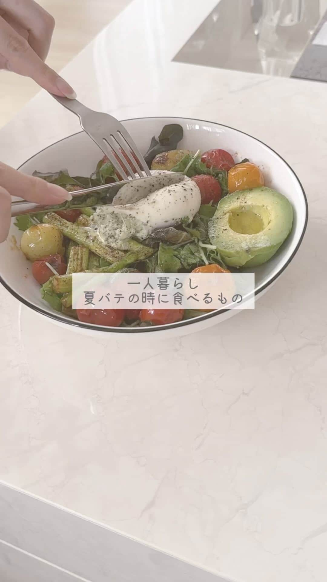 あやみるーむのインスタグラム：「夏バテの人必見です、、、個人的には野菜だとまだ気持ち悪くならないからおすすめ、、基本のせるだけです #野菜 #一人暮らし #夏バテ #トマトレシピ #お部屋 #自炊 #自炊レシピ」