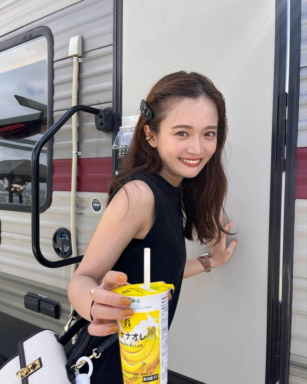 田久保夏鈴のインスタグラム：「朝撮った写真なのに汗だく☀️ お盆最高に楽しんでるー！！  最後の写真はずっと探してた生フレンチクルーラーに出会えたの嬉しすぎて撮った！夜ご飯のデザートにいただく😽💞 （ちなみにバナナオレは、まぁまぁのお味☺️）」