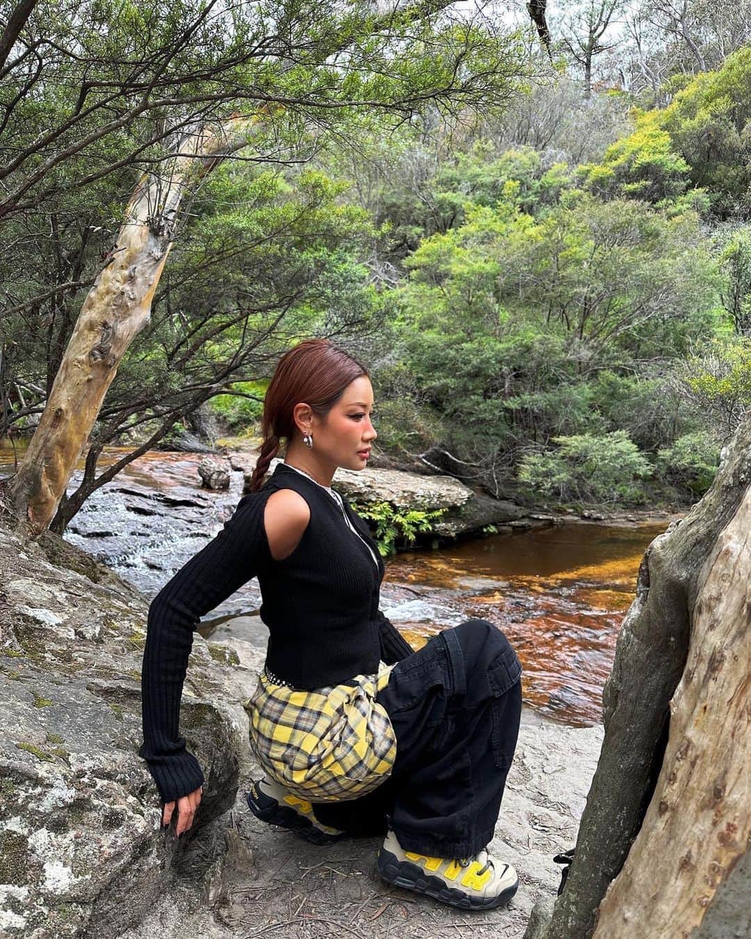 YOONさんのインスタグラム写真 - (YOONInstagram)「Went #forestbathing in #BlueMountains and came out channeling #MarikoMori 'Beginning of the End' energy 🖤🧚🏽‍♀️🦋🪽  Thanx @_estherng 🖤」8月14日 22時04分 - yoon_ambush