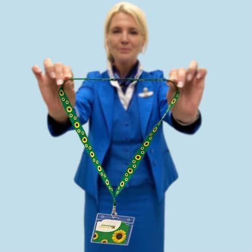 KLMオランダ航空のインスタグラム：「Did you know that the Sunflower lanyard allows people with hidden disabilities such as autism, PTSD, dementia or Long Covid, to discreetly ask for some extra help? We will do our very best to accommodate specific needs and are very proud to train our staff to learn the significance of this lanyard 🌻🌻🌻  #KLM #royaldutchairlines #hiddendisabilities #specialassistance #sunflowerkeycord #sunflowerlanyard #neurodivergence #neurodiversity #sunflower」