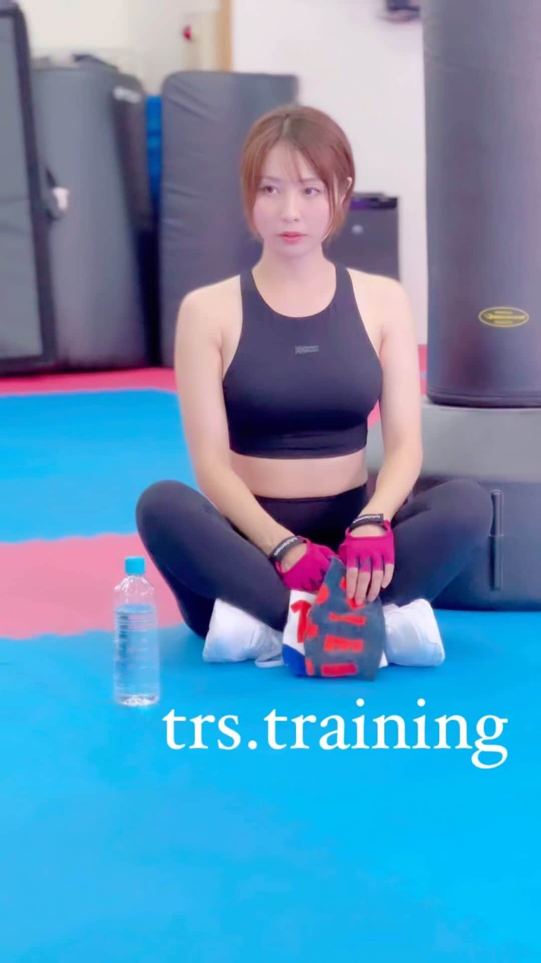 岩田亜矢那のインスタグラム：「キックはむずかしかった😊 でも、楽しい💓  @trs.training  滞在時間　約30分の運動で楽しい習慣を💪 本格的なサーキットトレーニングが楽しめて、自然と運動習慣を身につける💕  新石切駅近くに 10月Openです🏋️」