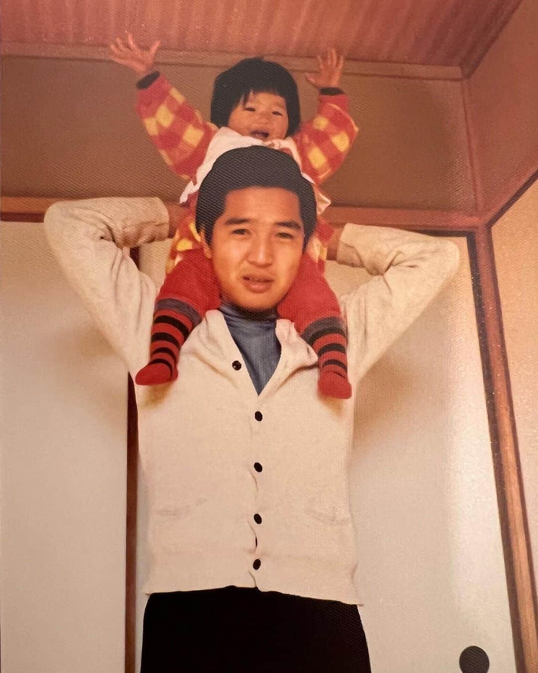 廣瀬規子さんのインスタグラム写真 - (廣瀬規子Instagram)「父と私😌  #急遽上京 #写真撮ってもらってるのを知らずに入ってくる父 #ちびっこの時の私のお洋服が時代を感じさせるぜぃ🥹🙈💓」8月14日 21時57分 - noriko_style