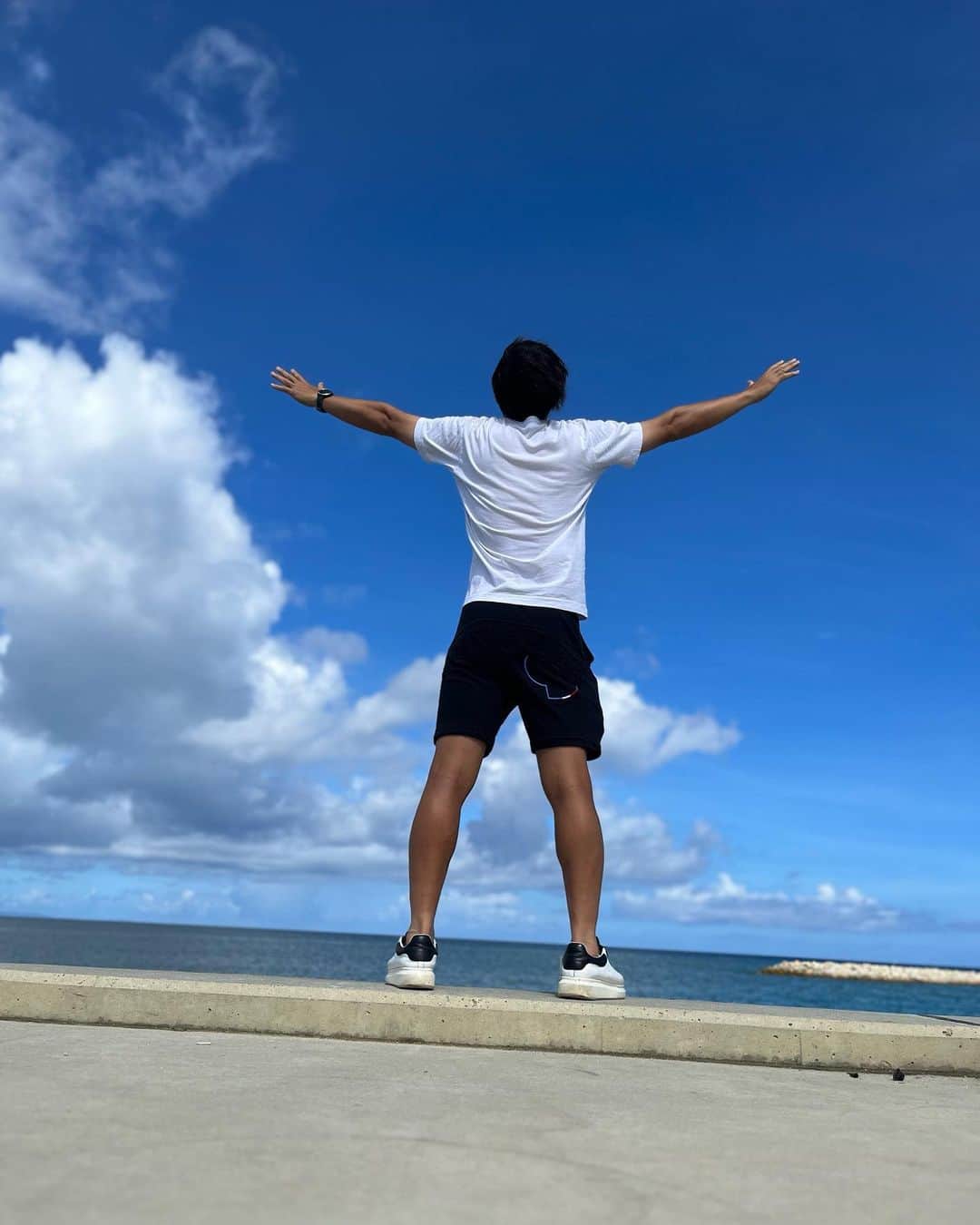 松井大輔のインスタグラム：「さあこのポーズは？  #sea #summer  #夏 #style  #fashion  #photography」