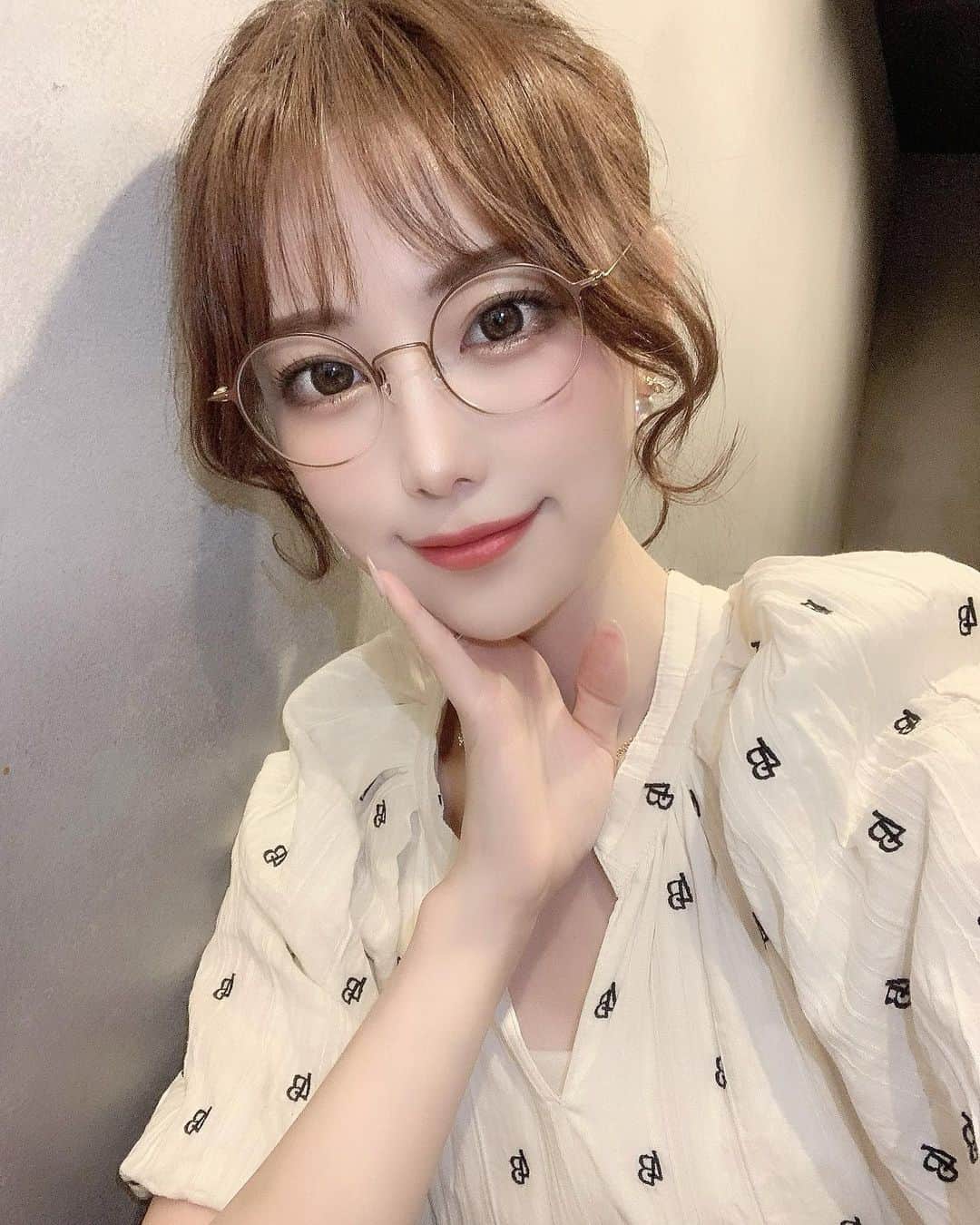 鈴木 あやのインスタグラム：「. Aスレッドの経過報告☺️✊🏻 @ @a_clinic_nagoya 住田先生👨🏻‍⚕️　@aclinic_sumita  Aスレッド受けてから 約2週間経過したんだけど 友達に会ったら痩せた？って🤭♡  ほんとにダウンタイムっていう ダウンタイムが無くてｽｷ✌🏻  顔のもたつきやほうれい線は 早めに改善していきたいところ...🤔💭  気になった方はぜひ検討してみてね🫧  #aスレッド #糸リフト #aclinic #aclinic銀座 #aclinic横浜 #aclinic新宿 #aclinic名古屋#aclinic大阪#aclinic池袋#aclinic福岡#aクリニック#aclinic仙台 #エークリニック#小顔 #スレッドリフト#小顔整形#たるみ改善 #リフトアップ #美容外科 #美容皮膚科 #美容クリニック#住田篤紀」