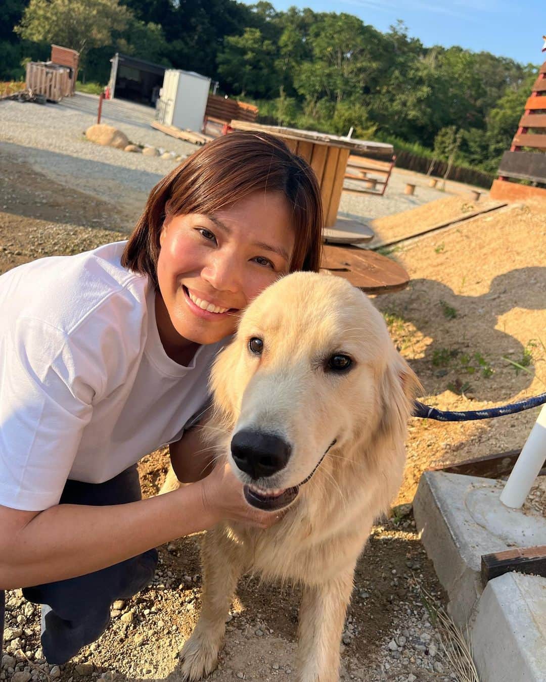 尾崎里紗のインスタグラム：「昨日のお休みは友達と @1kobe.campbase でバーベキューしてきました！ 前回のプレオープンの時に利用させてもらってから2回目✌🏻 昨日はかなり暑い1日でしたが友達とたくさん話しながら焼いたお肉はすごく美味しかった✨ ⁡ 今の季節はワンちゃんたちに嬉しい犬用プールもあります！ ワンちゃんたちも安全にプールで遊べるのはすごく嬉しいですよね✨ 看板犬のイチも楽しんでました😊 ⁡ 施設内は綺麗に整備されていて、おしゃれな映えスポットもあって 大人も子供もワンちゃんも楽しめるキャンプ場になってます(^^) ⁡ ⁡ 次はキャンプにチャレンジしてみようかな〜と考え中😆 また次回わんこうべに来るのが楽しみ(^^) ⁡ ⁡」