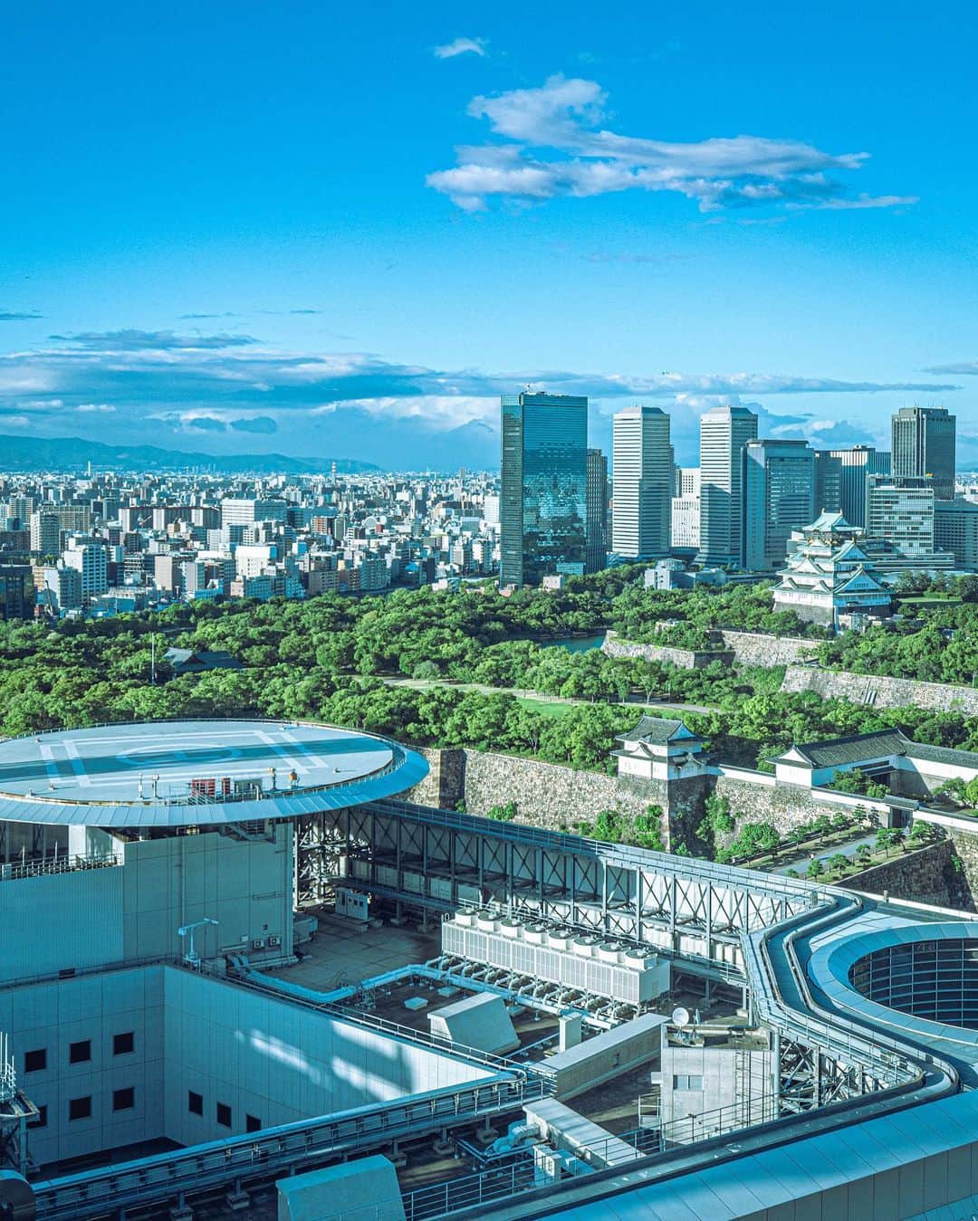 田津原理音のインスタグラム：「NHK大阪でのエレベーター待ちは窓からの写真撮るにかぎる ってことに気づきました！  date:2023.8.10 location:osaka #人をメモ帳の代わりにしてくる奴 #写真と一言 #広がり同盟  #写真を止めるな #japan_city_blues #myjapan #jalan_travel #ptk_japan #retrip_nippon #raw_community #jp_gallery #sorakataphoto #s_shot #japan_bestpic_ #japan_great_view #best_photo_japan #art_of_japan_ #nipponpic #tokyocameraclub #love_bestjapan #photogram_archive #japaoonline #nipponpic #total_japan #japan_daytime_view  #sunsetphotography  #as_archive2023 #eosr5 #rf1535f28lisusm」
