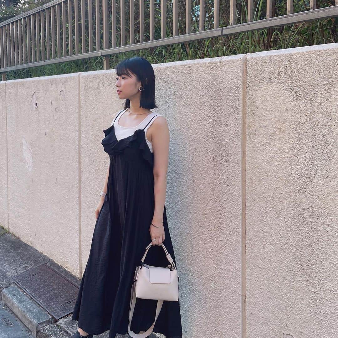 涼掛凛のインスタグラム：「合わせやすくて気に入ってるガストンルーガのバッグ👜  . .  公式ストアで15%OFF開催中みたいです☺︎ クーポンコード「SZRN」 . . . . . . . #ガストンルーガ #gastonluga #ad #ワンピースコーデ #ユニクロ #低身長コーデ #低身長ファッション #黒ワンピ #夏コーデ #キャミワンピコーデ #モノトーンコーデ」